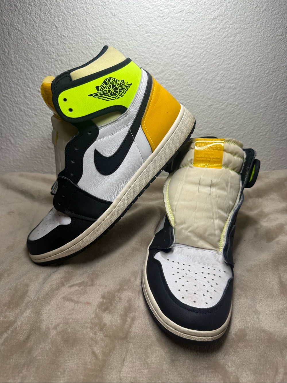 Nike Air Jordan 1 Retro High OG 'Volt Gold' sneakers